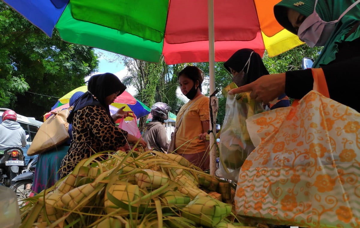 H-1 Lebaran, Penjual Janur Ketupat Pasar Klandasan Waswas Dagangannya Tak Habis