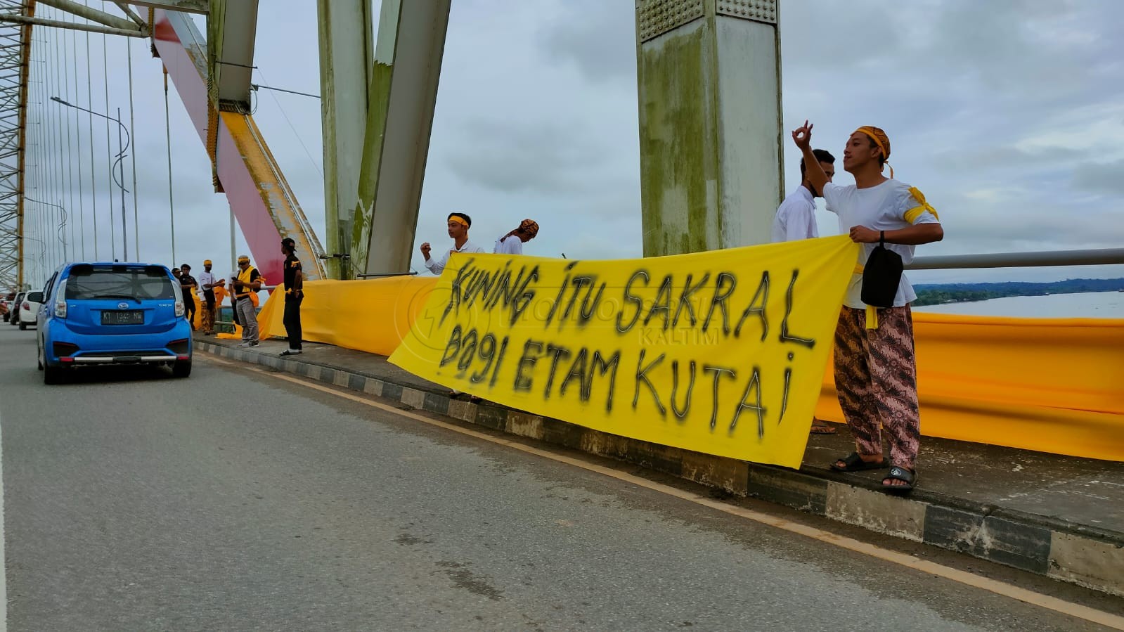 Besok, 3 Ribu Masyarakat Adat Kutai Kembali Cat Jembatan Kartanegara Jadi Kuning Sakral