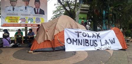 Tolak UU Omnibus Law di Samarinda Lanjut, Mapala Se-Kaltim Kemah di Depan Kantor Gubernur