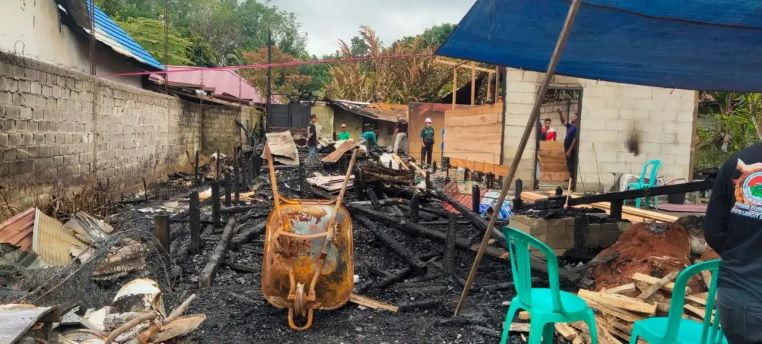 Warga Kampung Mencelew Bangun Kembali Rumah Jainuriah yang Ludes Terbakar