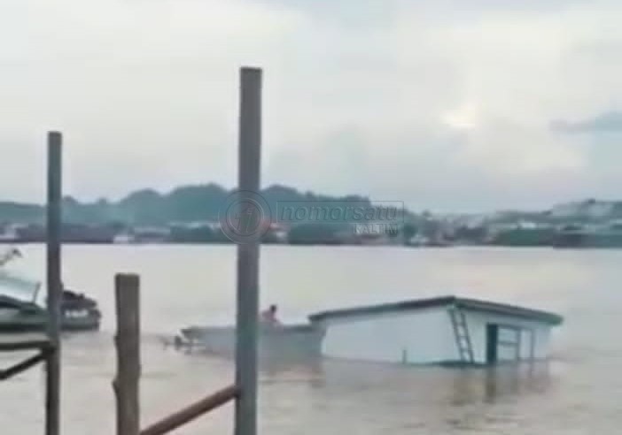 Kapal Karam di Sungai Mahakam