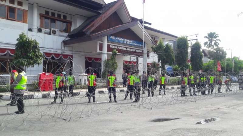 Pendemo Kembali Datangi Kantor DPRD Balikpapan, Polisi Pasang Kawat Berduri