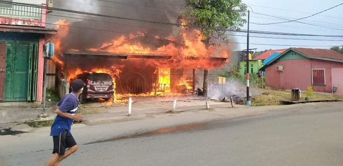 Kantor Ekspedisi di Balikpapan Terbakar, Karyawan Lari Berhamburan