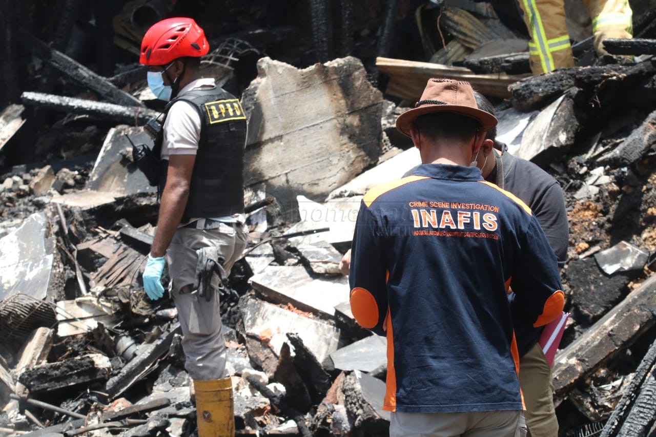 Tim Labfor Mabes Polri Ambil Sampel di Lokasi Kebakaran KM 1,5 Balikpapan