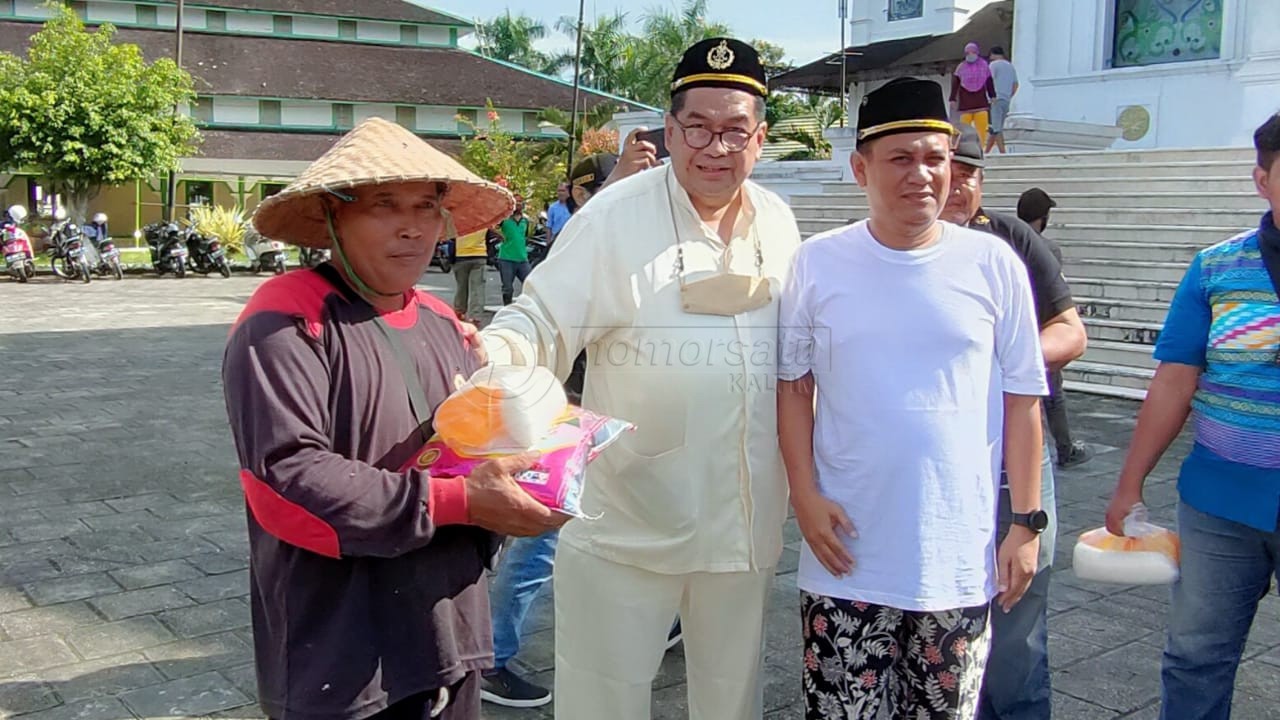 Kesultanan Kutai Kartanegara Ing Martadipura Berbagi Sembako untuk Masyarakat