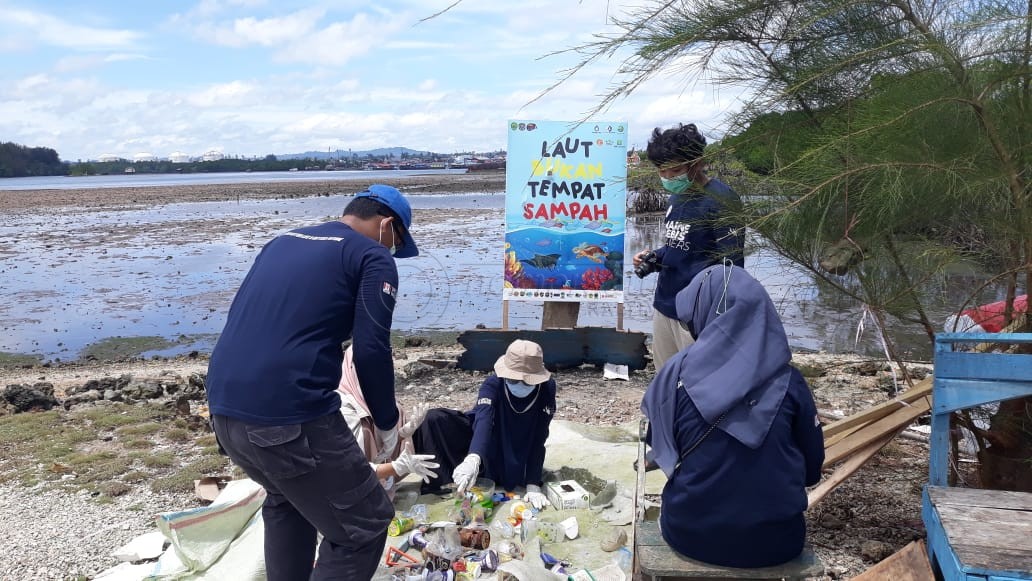 Gandeng DCA, KFC Indonesia Bersihkan Pantai dan Laut