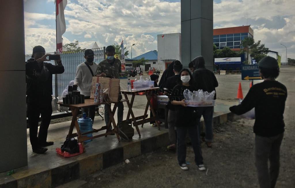 Jumat Berkah, Anak Muda PPU Bagi-Bagi Kopi