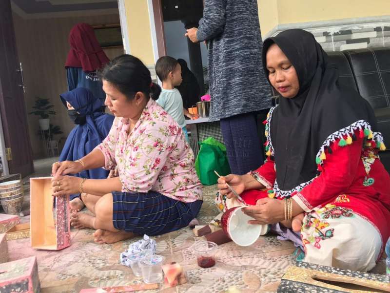 Ibu PKK Desa Tanjung Batu Sulap Limbah Kulit Telur Jadi Kerajinan