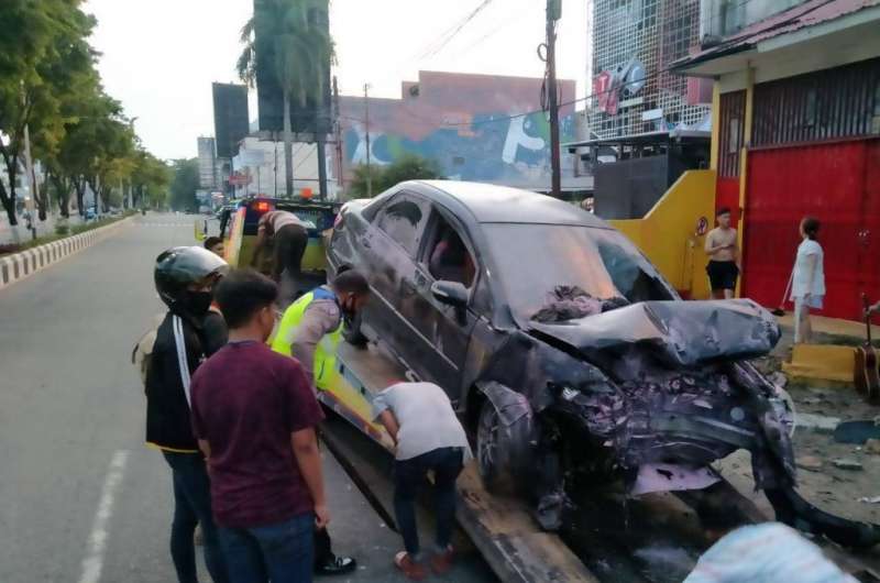 Kecelakaan di Gunung Malang, Mobil Mewah Sempat Terbakar