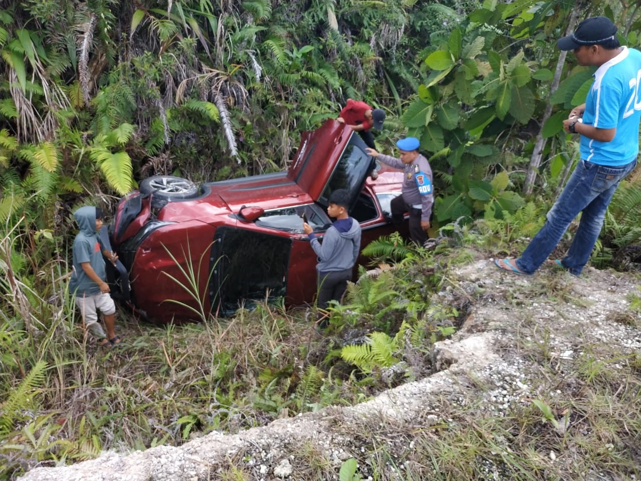 Sopir Ngantuk, Mini Bus Nyunsep ke Tebing Jalan