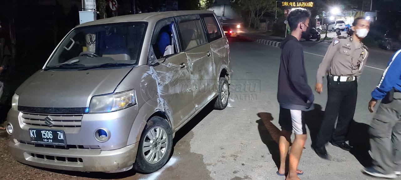 Diduga Mabuk, Mobil APV Hantam Pembatas Jalan di Balikpapan