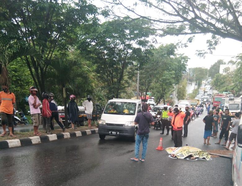 Pejalan Kaki Tewas Disambar Truk Peti Kemas di Tanjakan Mazda