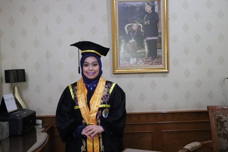 Rizky Amelia Lulus Pascasarjana dengan Prestasi Cum Laude