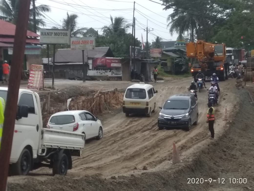 Rusak Lagi, Jalan Poros KM 10,5 Poros Balikapapan-Samarinda Macet hingga 2 Kilometer