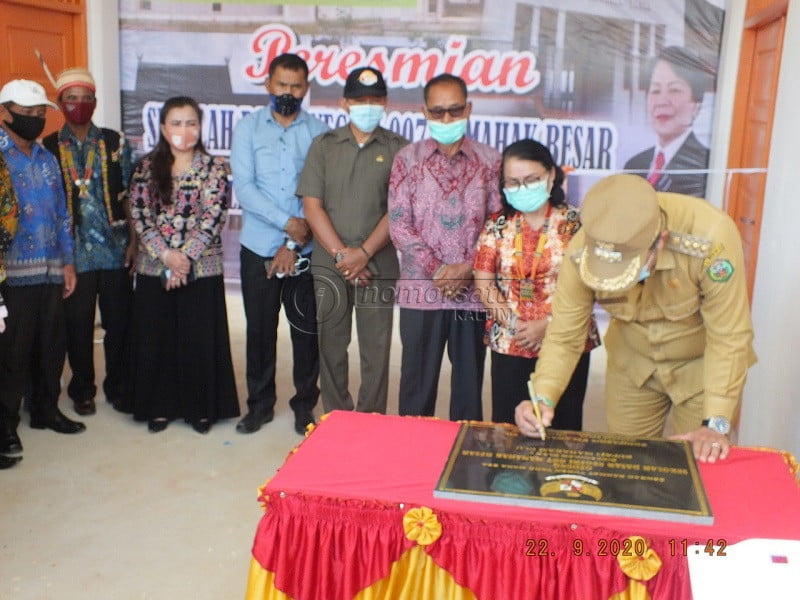 Bupati Mahulu Resmikan Gedung SDN 007 Mamahak Besar