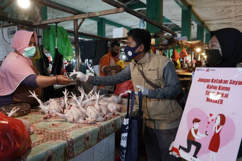 Gandeng Wartawan, Pertamina RU V Bagi Masker dan Handsanitizer di Pasar Tradisional Balikpapan