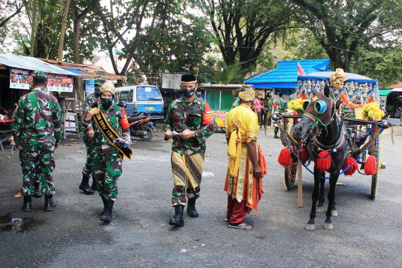 Unik, TNI Kukar Pakai Delman Bagikan Masker