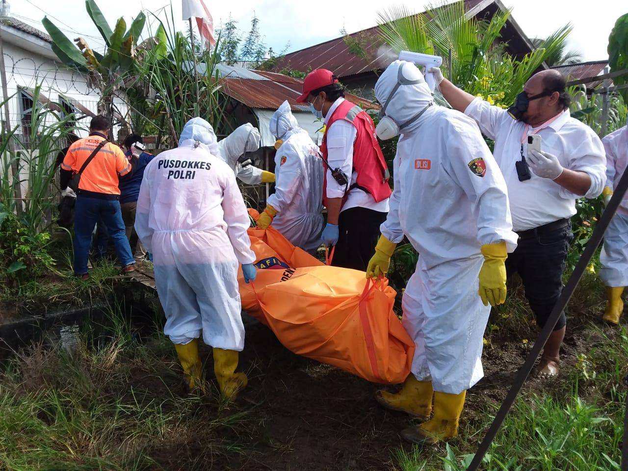 Tak Ada Keluarga yang Menjemput, Jasad Pria Tergantung di Kebun Akhirnya Dikuburkan