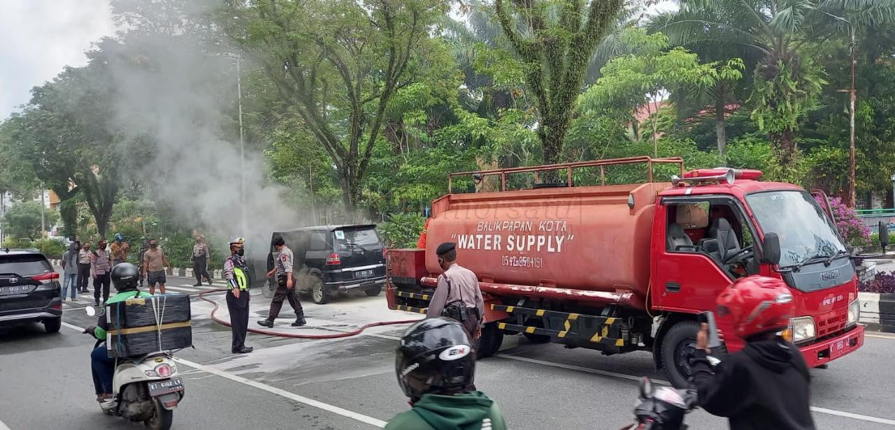 Mobil Terbakar di Taman Bekapai, Asap dan Api dari Bagian Bawah, Pengendara Panik