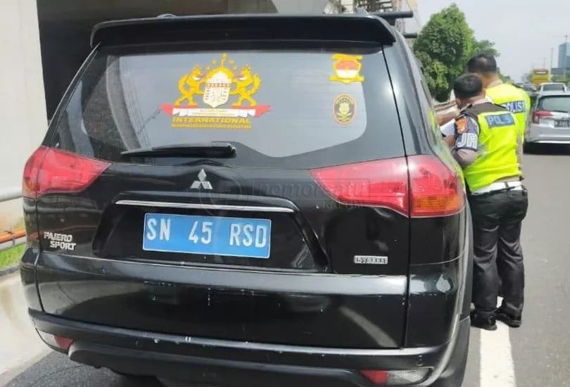 Viral Mobil Bernopol Aneh, Mengaku dari ‘Negara Kekaisaran Sunda Nusantara’