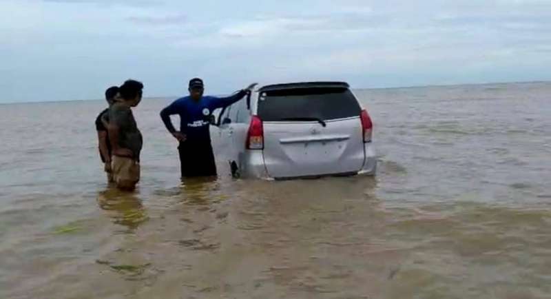 Mobil Nyemplung Ke Laut Teritip