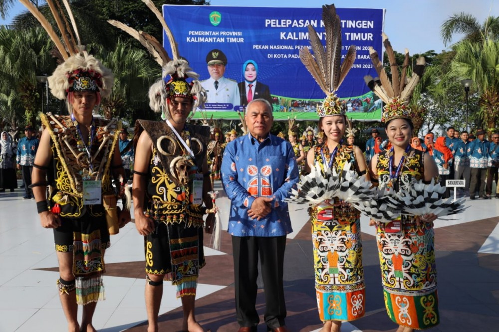 Kontingen PENAS XVI Petani Nelayan Kaltim Dilepas Gubernur Kaltim