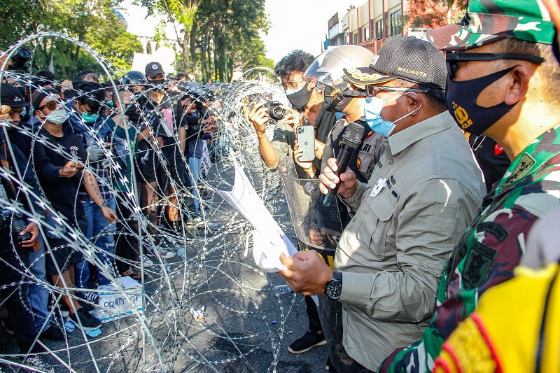 Wali Kota Balikpapan Temui Massa, Sampaikan Surat Penolakan UU Cipta Kerja ke Presiden dan Ketua DPR RI