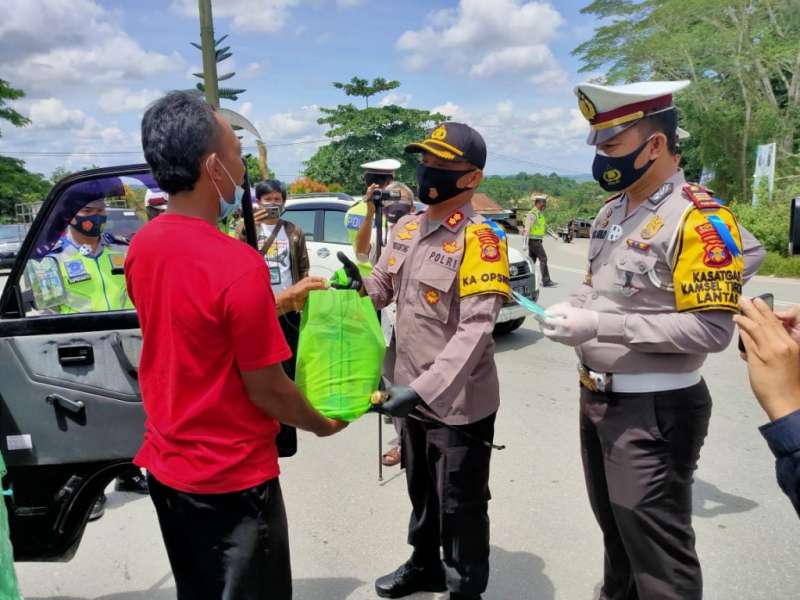 Ops Zebra Mahakam ala Polres Kukar: Bagi 500 Paket Sembako