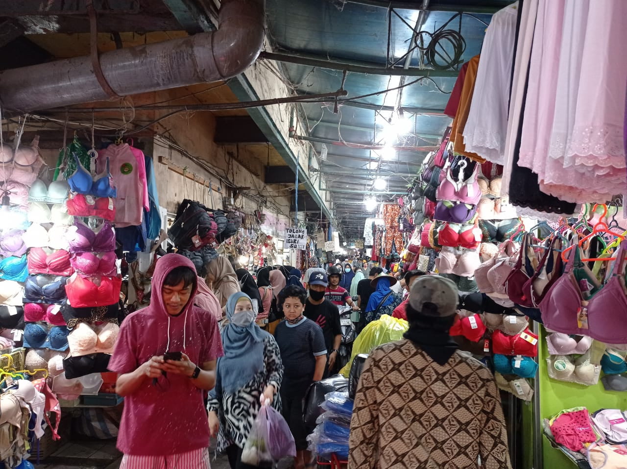 Pasar Pagi Samarinda Dipadati Warga, Mulai Berburu Baju Lebaran