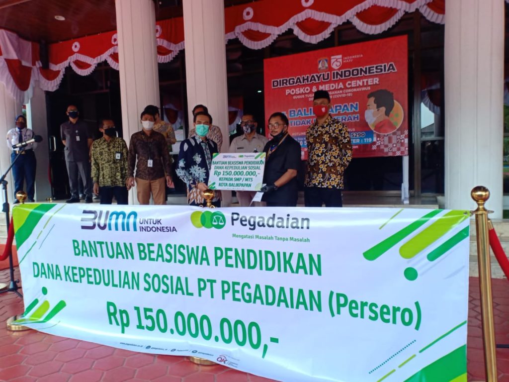 Peduli Pendidikan, Pegadaian Serahkan Bantuan Rp 150 Juta