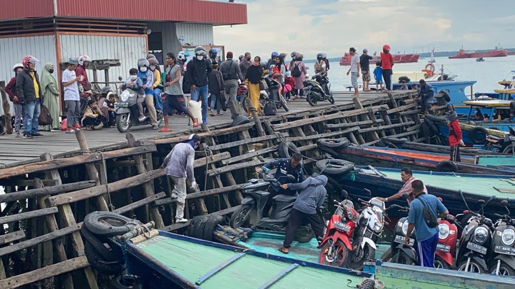 Pelabuhan Klotok Balikpapan Dipenuhi Warga yang Ingin ke PPU