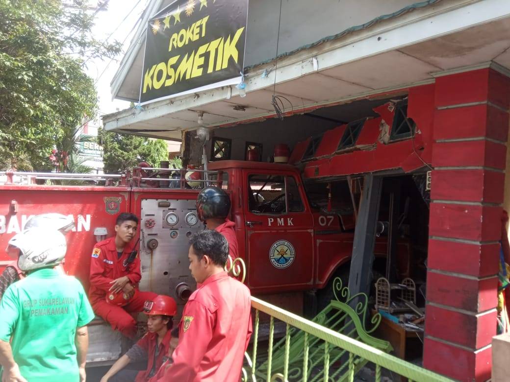 Rem Blong, Mobil Pemadam Kebakaran Tabrak Toko Kosmetik