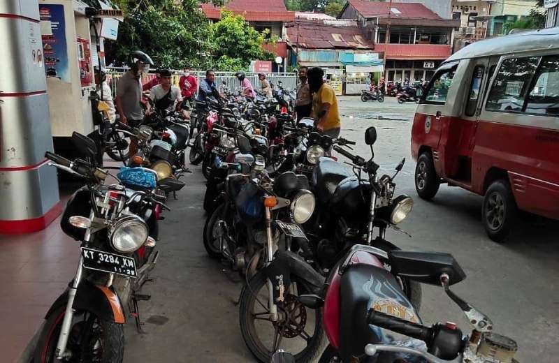 Diduga Pengetap BBM, Polsek Balikpapan Barat Bubarkan Kerumunan di SPBU