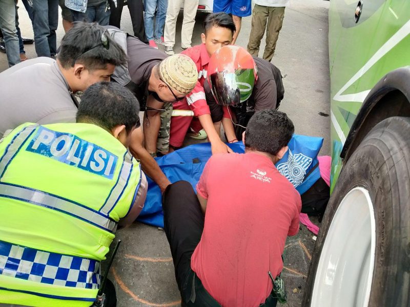 Ingin Ngejar Rombongan Haul Guru Sekumpul, Wanita Paruh Baya Tewas Digilas Bus