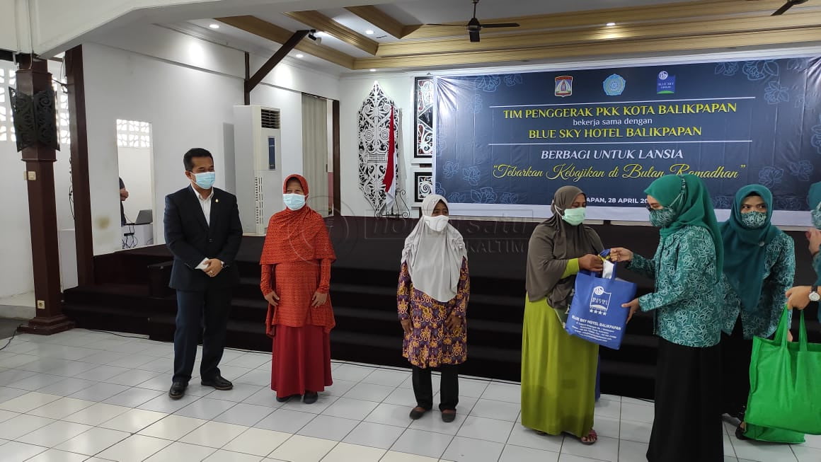 PKK Balikpapan Tebar Paket Sembako untuk Lansia