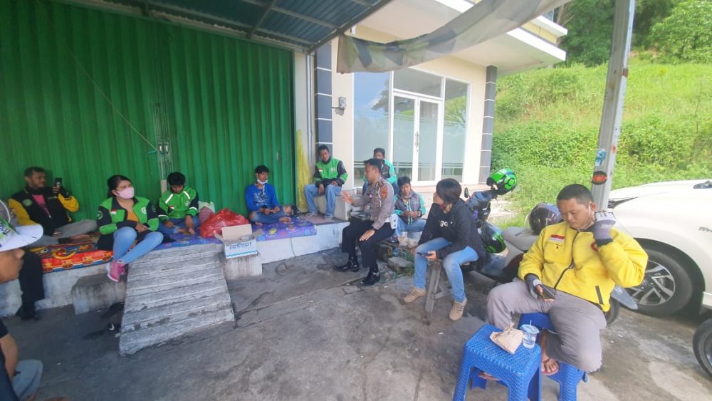 Sambangi Markas Ojol, Satlantas Polresta Balikpapan Makan Nasi Bungkus Bareng