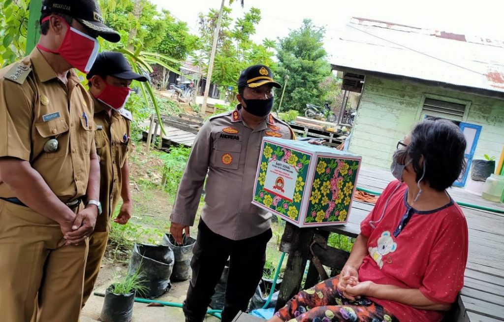 Bantu Warga Terdampak COVID-19, Polres Kukar Bagikan Ratusan Paket Sembako