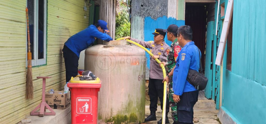 Polsek Kuaro Distribusikan Air Bersih di Desa Kendarom