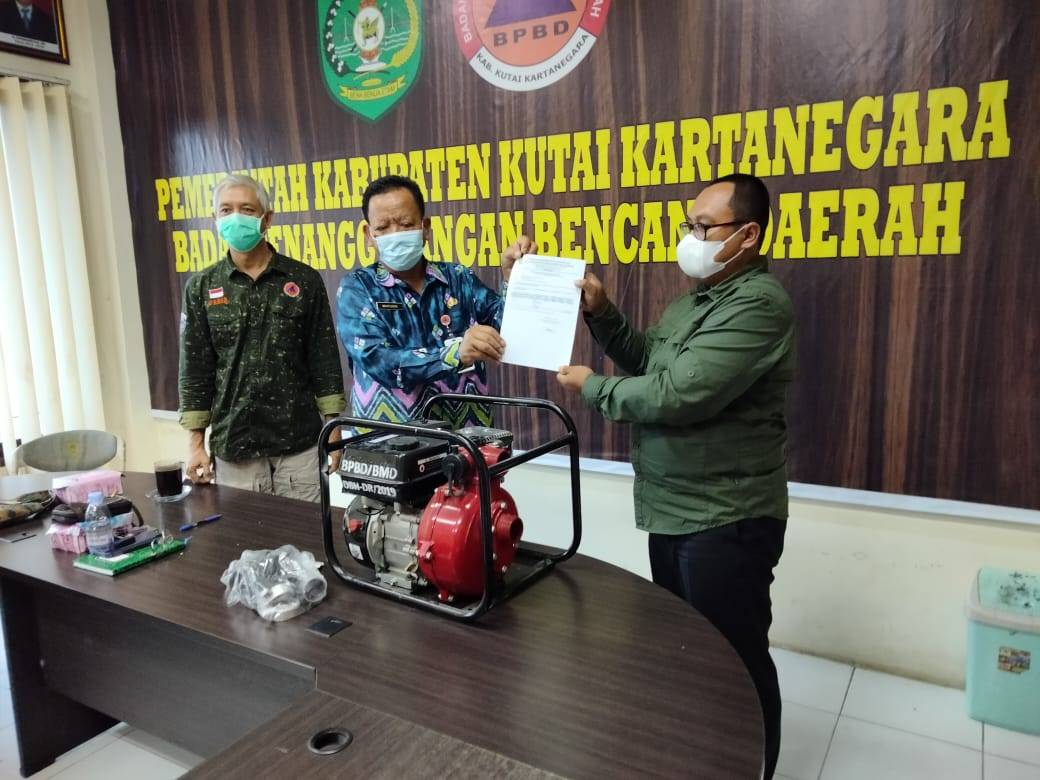 BPBD Kukar Serahkan 10 Unit Pompa Portabel