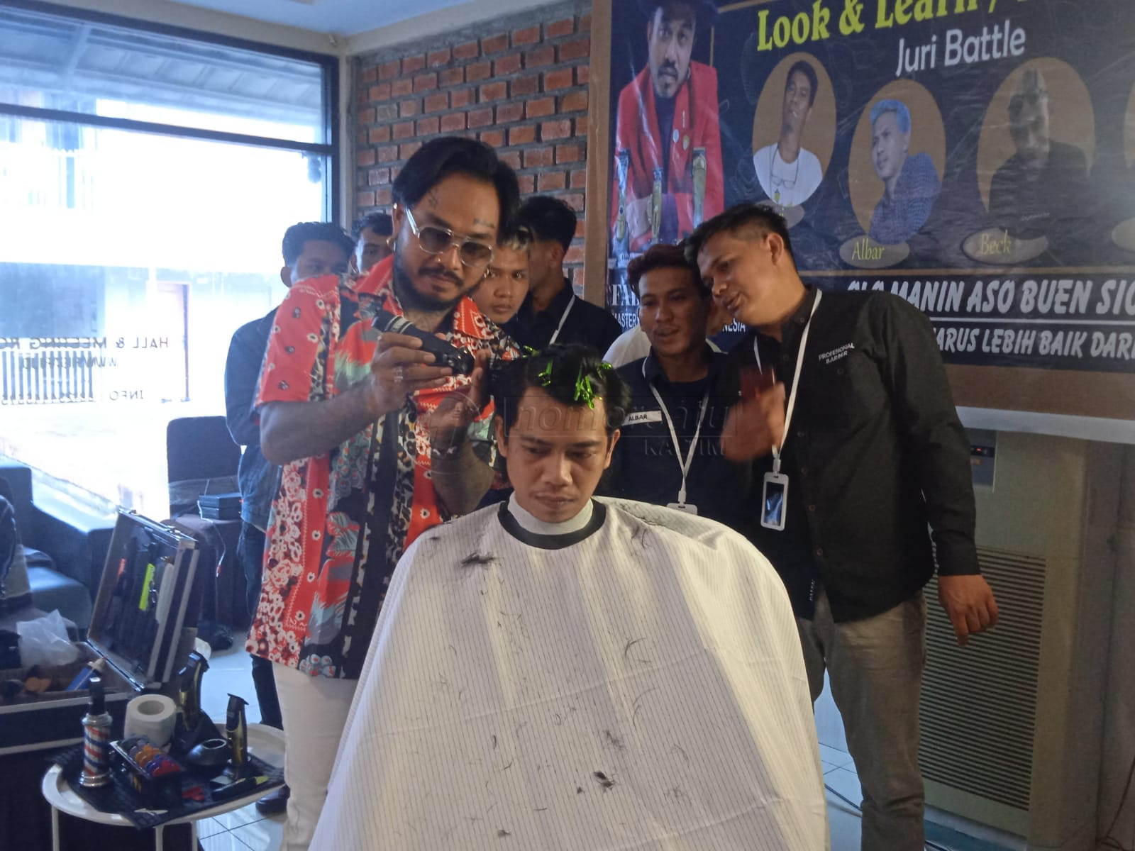 Tingkatkan Keahlian Penata Rambut di Paser, Master Barber Educator Indonesia Beri Pelatihan