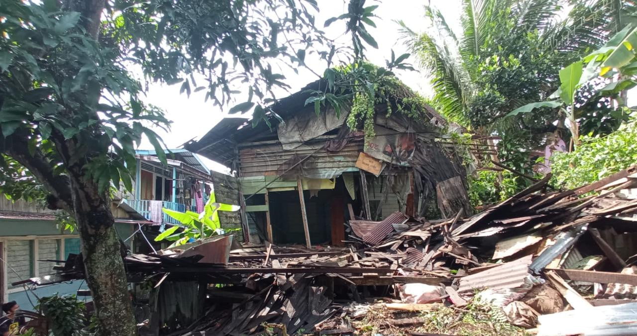 Rumah Kayu di Balikpapan Roboh Diterpa Hujan Deras