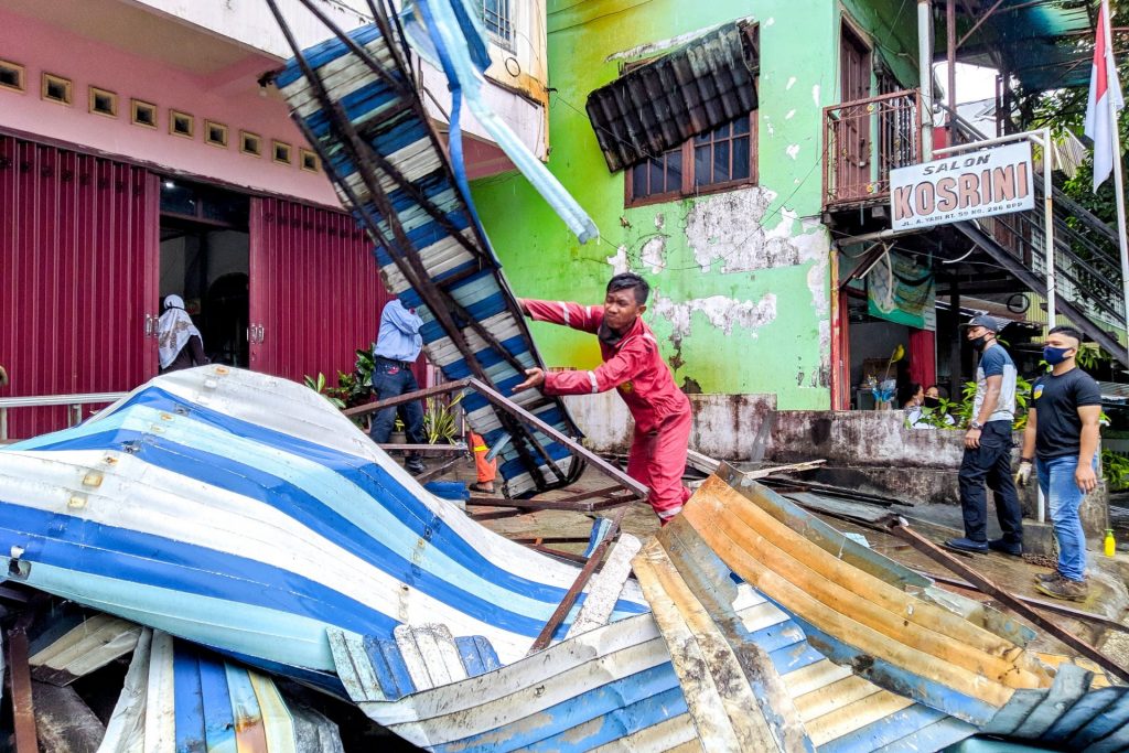 Hujan Deras Disertai Angin Kencang, Kanopi Roboh Timpa Mobil