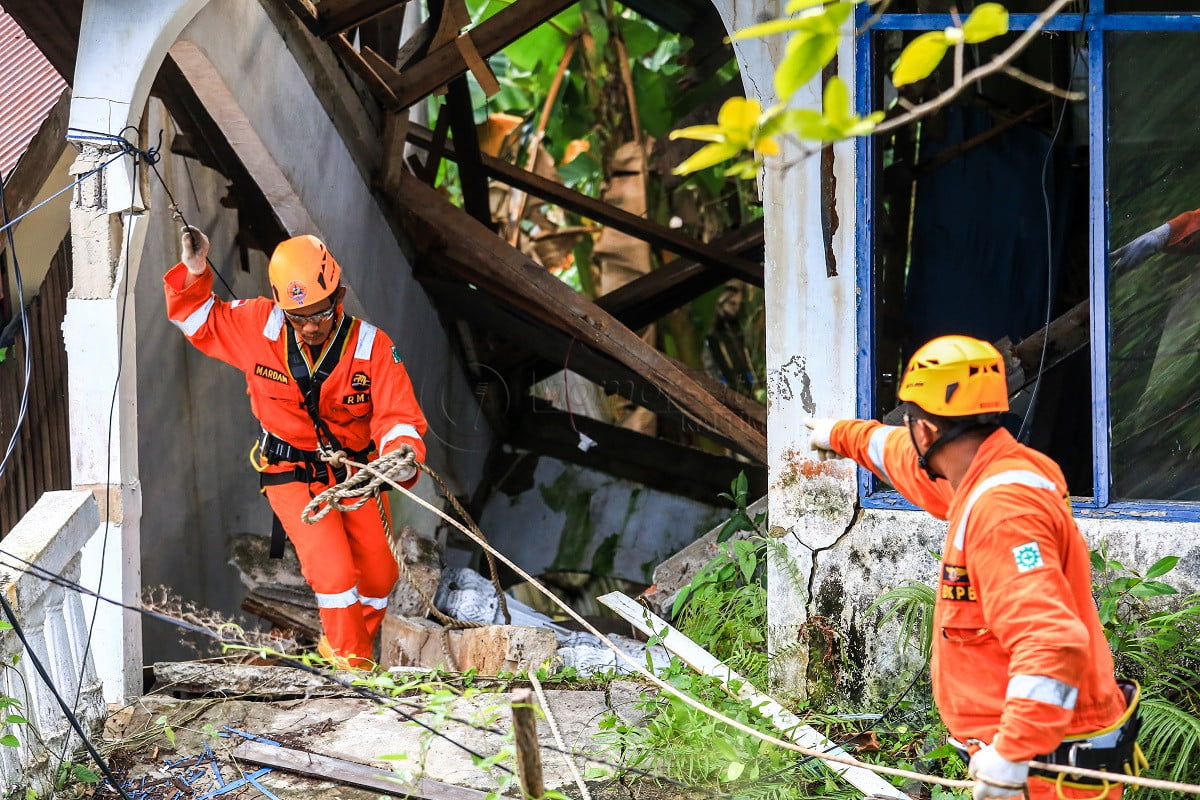 Nyaris Ambruk, 1 Rumah di Klandasan Ulu Dibongkar