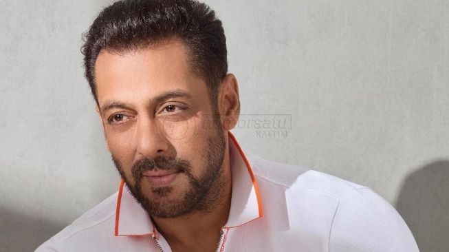 Aktor Bollywood Salman Khan Digigit Ular, Butuh 6 Jam Keluarkan Racun