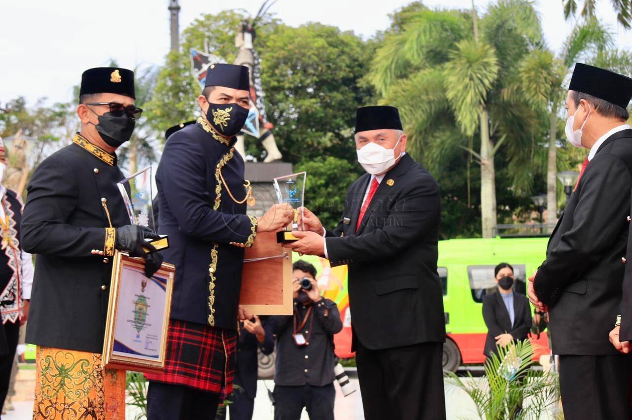 Samarinda Raih 7 Panji Keberhasilan dalam HUT ke-65 Kaltim