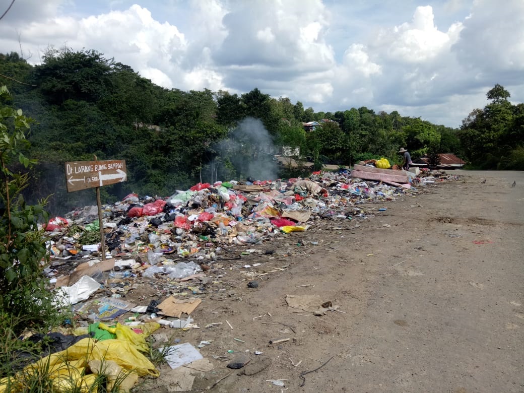 Pinggir Jalan Jadi Tempat Sampah