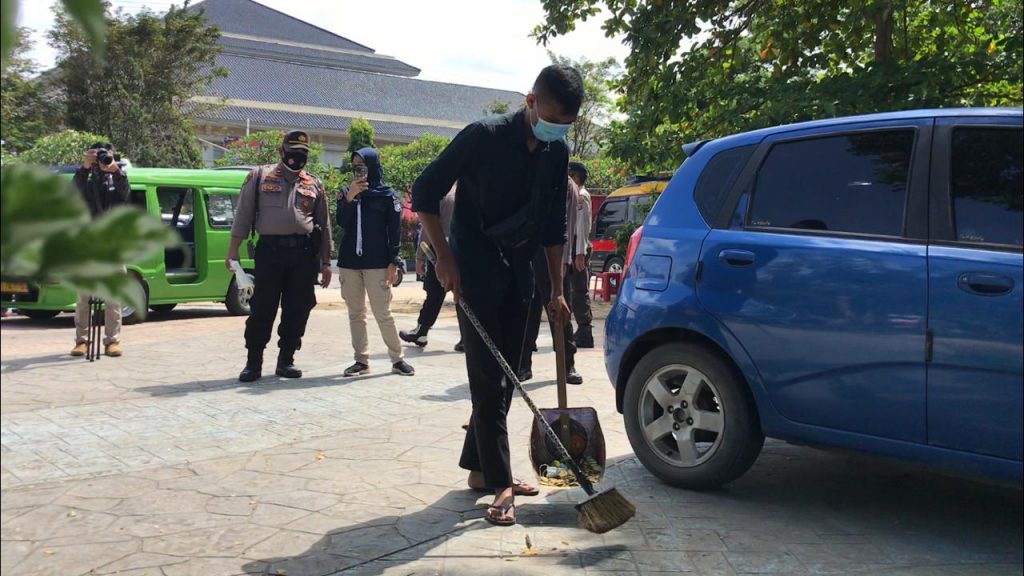 Masih Bandel Tak Pakai Masker, Sejumlah Warga Dihukum Sapu Jalan