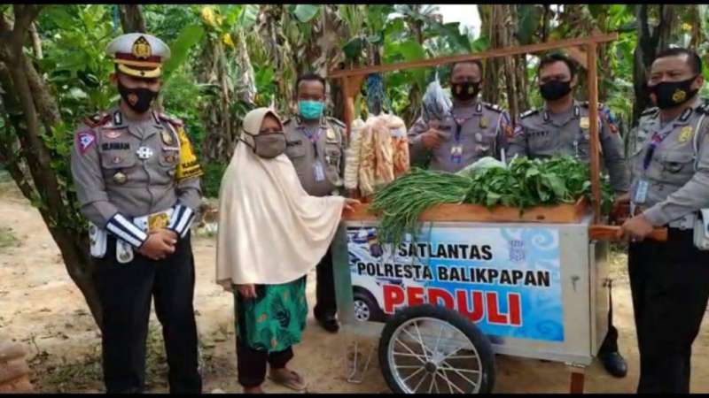 Janda Dua Anak Dapat Bantuan Gerobak Sayur