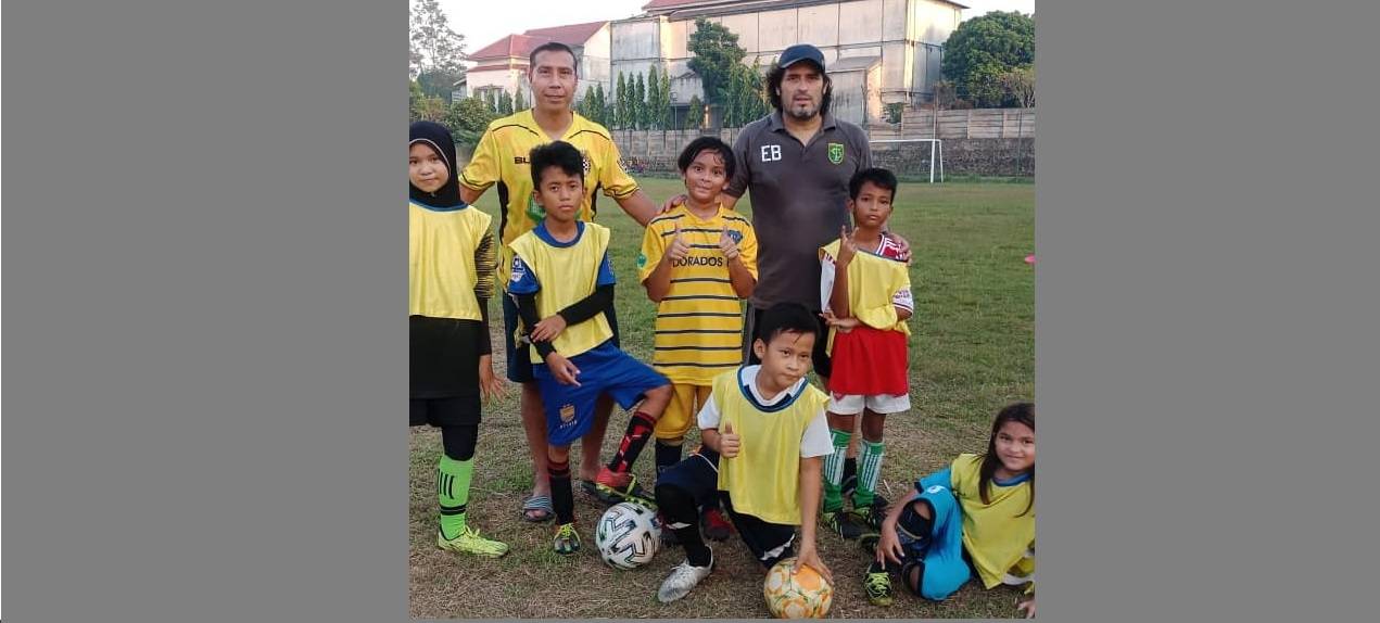 Asisten Pelatih Persiba Bagi-Bagi Sepatu Gratis; Semua Anak Harus Punya Kesempatan yang Sama