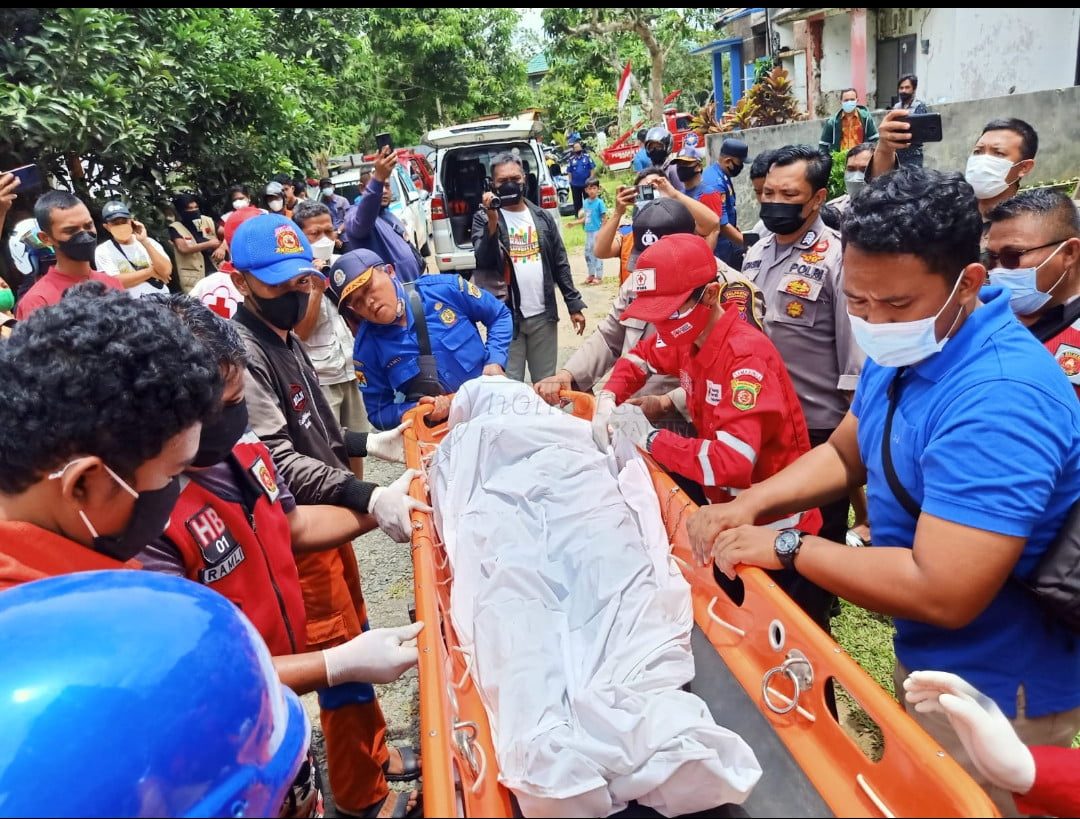 Kuli Bangunan Tewas Tersengat Listrik Saat Perbaiki Atap Bocor